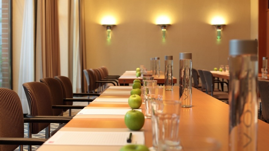 Tagungsraum Berlin II parlamentarische Sitzordnung relexa hotel Berlin - Tagungsraum Berlin II parlamentarische Sitzordnung